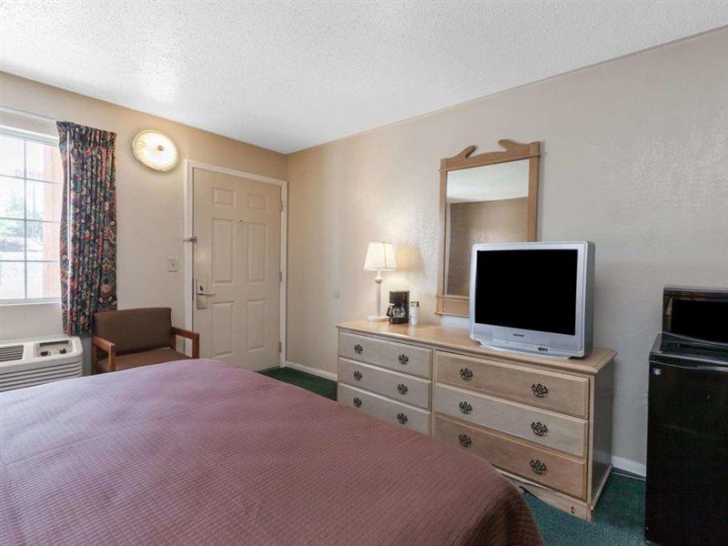 Howard Johnson By Wyndham Bakersfield Eksteriør bilde